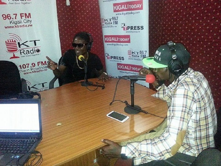 Weasel wambaye umupira wirabura mu kiganiro kuri KT Radio.