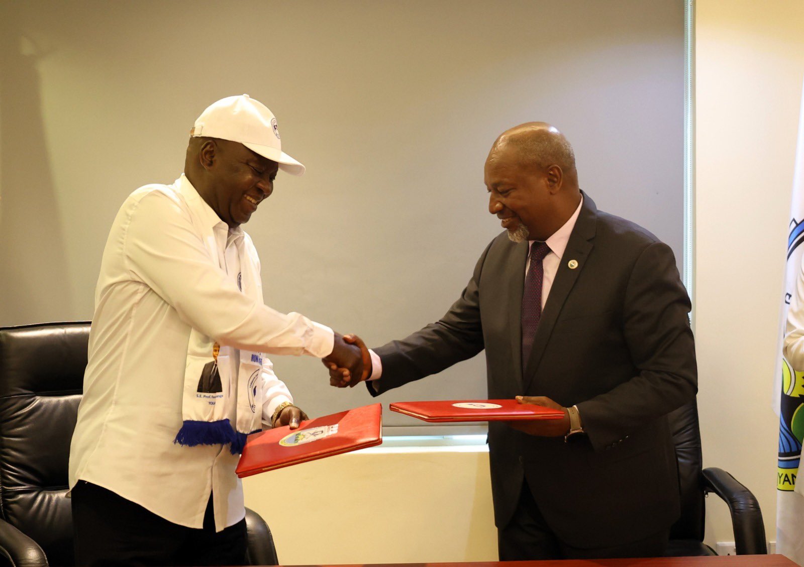 Bashyize umukono ku masezerano y