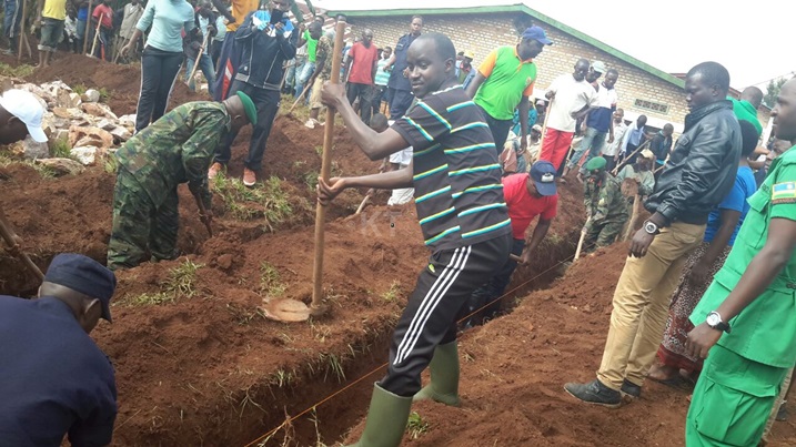 Umuganda wabereye mu Kagari ka Duwani umurenge wa Kibirizi mu karere ka Gisagara ahasijwe ikibanza cyo kubakamo ibiro by'akagari