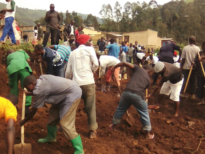 Umuganda Ku rwego rw'akarere wabereye mu Murenge wa Base, aho abaturage bacukuye ikimoteri kizajya kijugunywamo imyanda iva mu isoko no muri santere y'ubucuruzi.