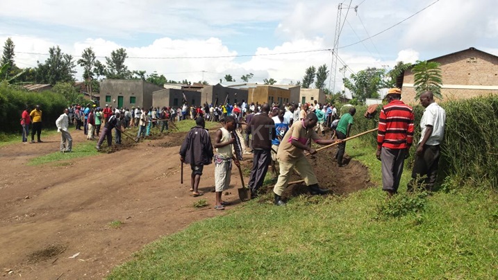 Nyuma y'imvura, abatuye mu Mudugudu wa Mirama ya mbere Akagari ka Nyagatare Umurenge wa Nyagatare, bahise batangira umuganda wo gusibura umuhanda.
