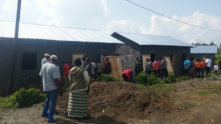 Mu Murenge wa Cyanika hakozwe umuganda wo kubakira abatishoboye.