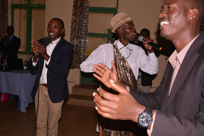 Umusaza Nina Gakwisi yitabiriye igitaramo cy'Isheja. Bamufata nk'umutoza w'ikirenga wabo.