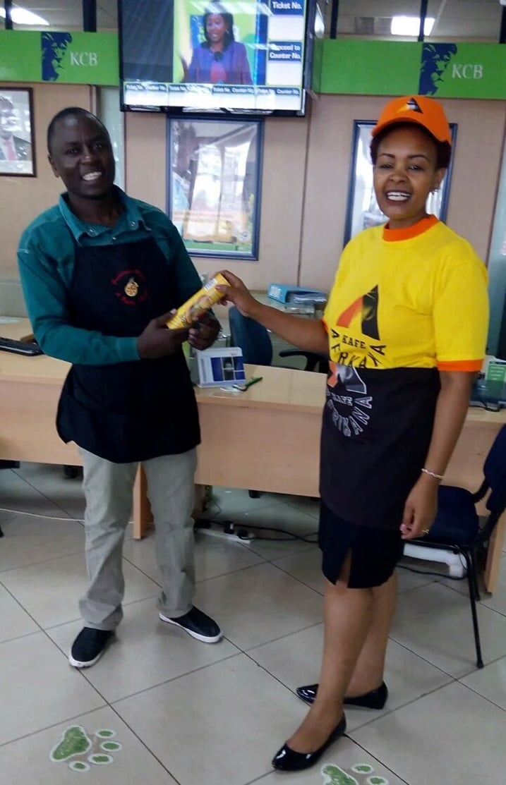 Aba nabo ni abakozi bambaye imyambaro itandukanye n'iyo bari basanzwe bambara.