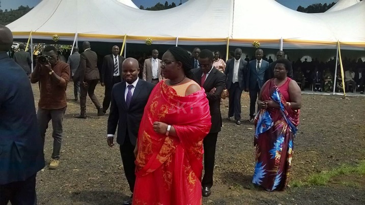 Guverinoma yari ihagarariwe na bamwe mu baminisitiri.