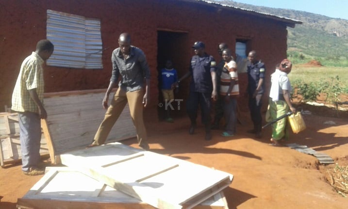 Mu Murenge wa Nasho, mu Kagari ka Mushongi, Minisitiri w'Ubuhinzi n'Ubworozi Gerardine Mukeshimana n'abadepite 20 bifatanyije n'abaturage mu muganda wo kubakkirwa imiryango 30 y'Abanyarwanda birukanwe Tanzaniya.