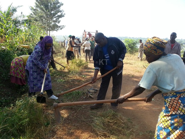 Mu Murenge wa Sake, Visi Perezida wa Sena ushinzwe amategeko Harerimana Fatou, yifatanije n'abatuye uyu murenge n'uwa Rukumberi mu muganda wo kubungabunga ibidukikije ku kiyaga cya Sake.