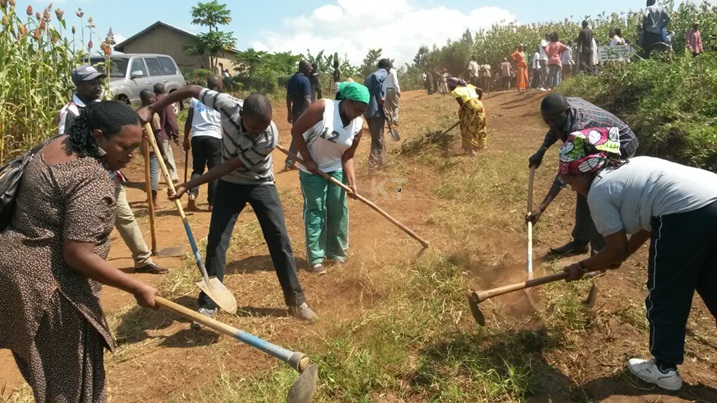 Mu Murenge wa Mwurire, Akagali ka Mwurire, hakozwe umuganda wo gusibura umuhanda.
