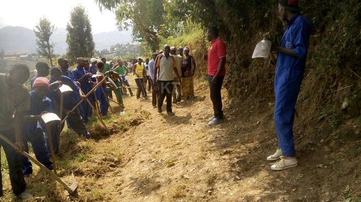Mu Murenge wa bwishyura, urubyiruko n'abagore ba komite zishamikiye kumuryango FPR-Inkotanyi muri Karongi, bakoze umuganda wo gutunganya umuhana wangijwe n'isuri.