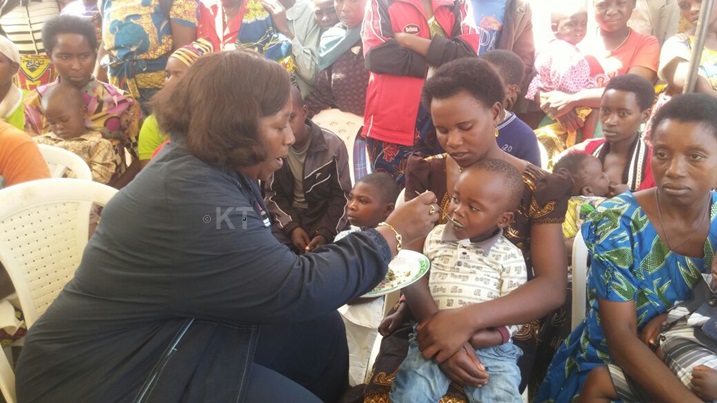 Nyuma y'umuganda bakomereje muri gahunda yo gutangiza iminsi 1.000 ku bana bakivuka, yatangijwe na Minisitiri w'ubizima Agnes Binagwaho.