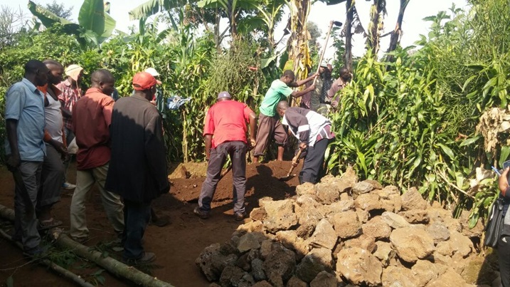 Mu Murenge wa Kinoni harakorwa umuganda wo gufasha utishoboye, bamwubakira ubwiherero n'akarima k'igikoni.