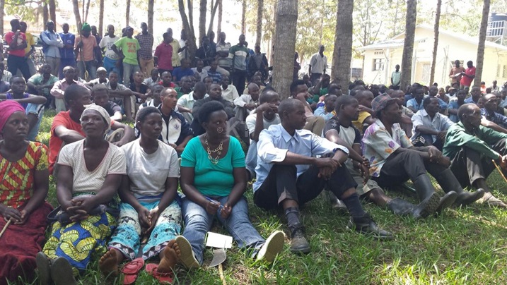 Nyuma y'umuganda bakoe inama n'abayobozi.