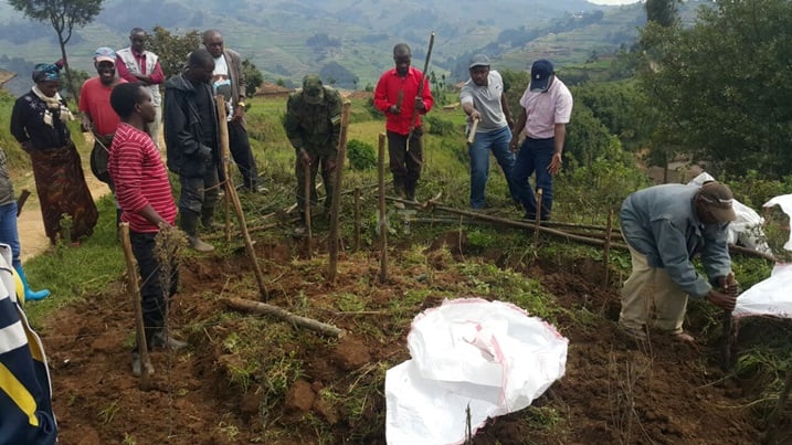 Mu Murenge wa Rusebeya, mu Kagali ka Kabona, Umunyamabanga wa Leta Muri Minagri Tony Nsanganira n'abaturage bubakiye akarima kigikoni umuturage utishoboye.