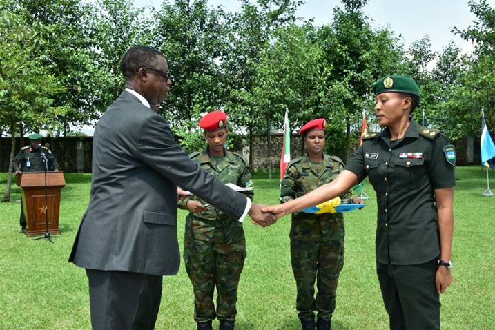Mu basirikare bakuru 46 barangije harimo umugore umwe uturuka mu ngabo z'u Rwanda.