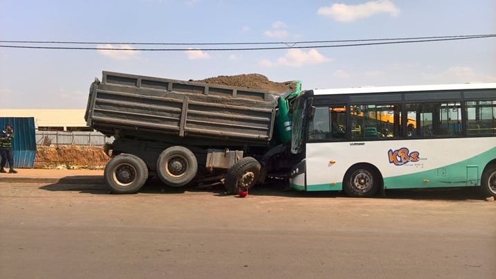 Icyo gikamyo cyatangiriwe na bus ebyiri zitwara abagenzi zari zihagaze.