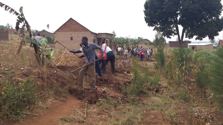 Mu Mudugudu wa Rurembo, Akagari ka Gashenyi, Umurenge wa Rukomo, hakozwe umuganda wo guharura imihanda y'imigenderano.