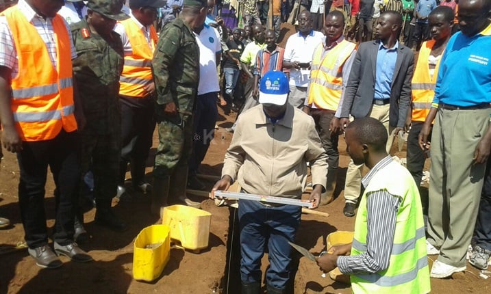 Minisitiri w'Intebe Anastase Murekezi yashyize ibuye ry'ifatizo mu Kagari ka cyambwe, Umurenge wa Nasho, ahagiye kubakirwa imiryango 140 yimuwe mu butaka bugiye gukorerwamo ibikorwa byo kuhira imyaka kuri hegitari 1.200.