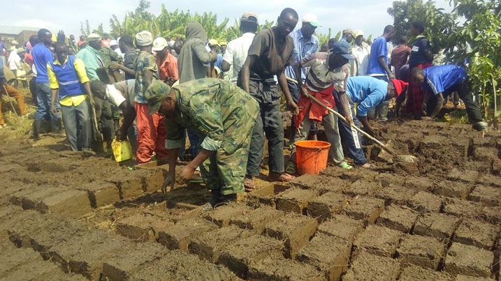 Muri uyu muganda witabiriwe n'abasenateri 10 n'abakozi b'inteko 10, banatangiye kubakira umwe muri bo utishoboye. 