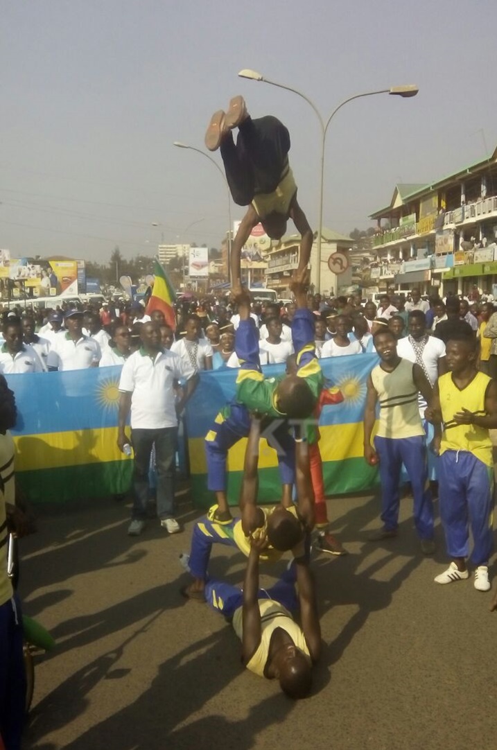 Abana bakora imikino ngororangingo bereka ubuhanga bwabo abagenzi.