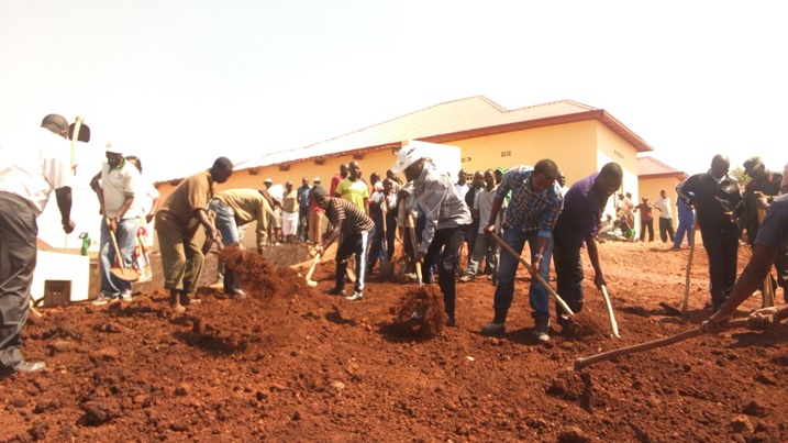Guverineri w'Intara y'Amajyepfo Munyantwari Alphonse, yitabiriye umuganda wabereye mu Mudugudu Munyinya.