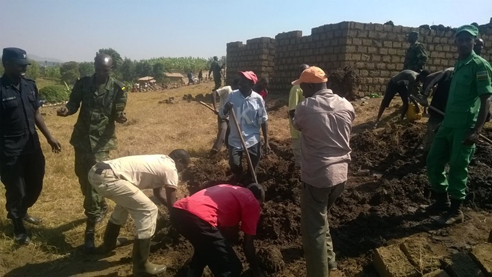 Umuganda wakorewe mu Kagari ka Buhoro, Umudugudu wa Muhororo ya kabiri, ahagiye kubakirwa imiryango 12 yari ituye nabi.
