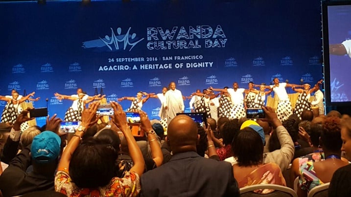 Itorero Urukerereza riri gushyushya abitabiriye ibirori bya Rwanda Cultural Day.