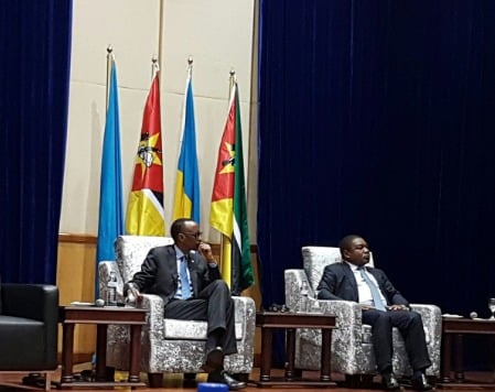 Perezida Kagame ari kumwe n' uwa Mozambike aho ari gutanga ikiganiro