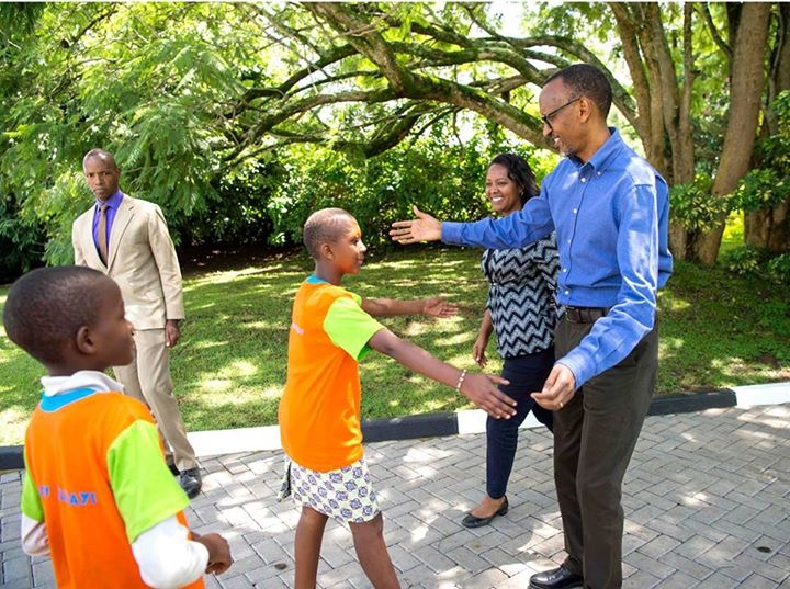 Perezida Kagame aramutsa abana
