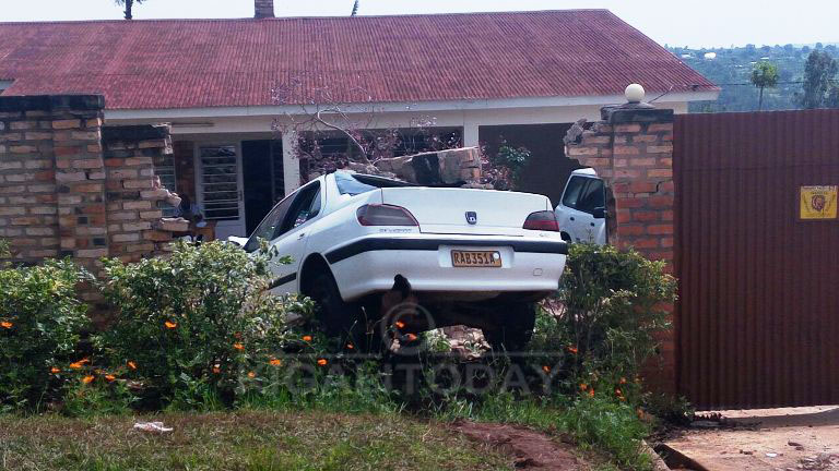Uko niko imodoka yari irimo abo basore yasenye igipangu gituyemo abantu 