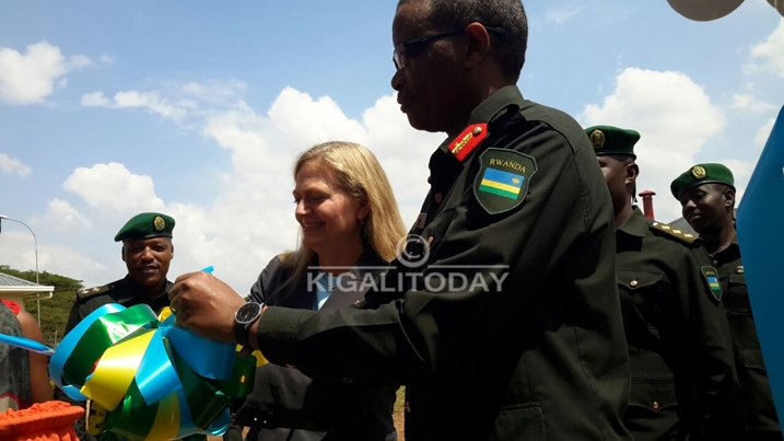Brig Gen Ndahiro na Ambasaderi w'Amerika Barks Ruggles bafungura ku mugaragaro iki kigo.