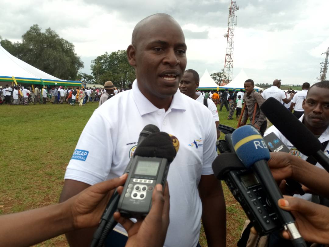 Perezida w'inama y'igihugu y'abafite ubumuga, Niyomugabo Romalis aganira n'itangazamakuru