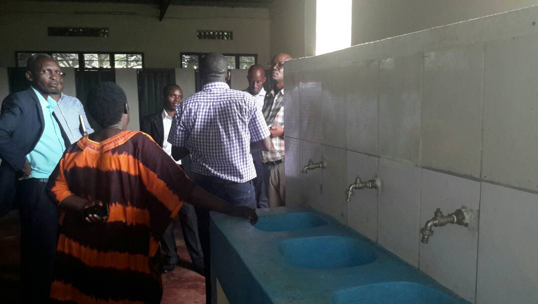 Hari abanyeshuri bafungirwa amazi kubera ko banengwa kuyangiza 