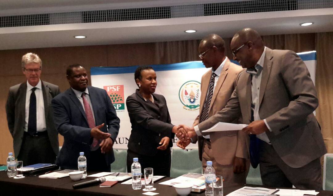 Ministiri w'Abakozi ba Leta n'Umurimo, Rwanyindo Fanfan n'amashyirahamwe arengera abakozi n'abahagarariye abikorera, basinyiye kwigisha abakozi bato n'abakoresha babo uburenganzira bw'umukozi
