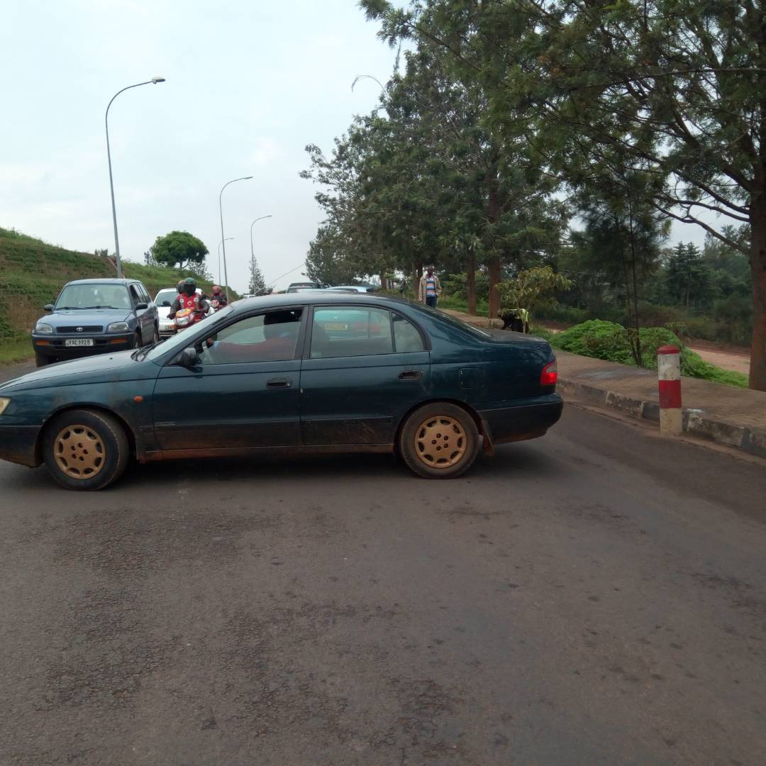 Imodoka zimwe zahitagamo gukatira mu nzira zigafunga imihanda ariko iyo Polisi yafataga yahitaga iyandikira