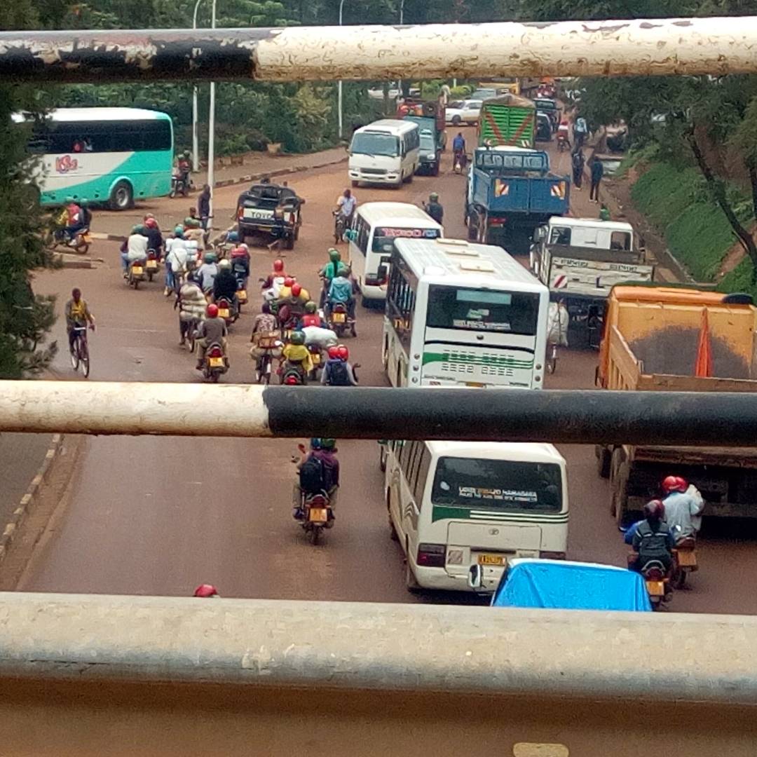 Izo ni imodoka zituruka Nyabugogo zerekeza i Remera, ziciye ku muhanda uzwi nka Poids Lourds