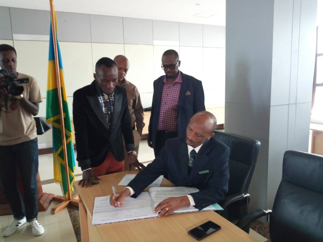 Jimy Mbaraga ari gusinyira ko abaye umunyarwanda