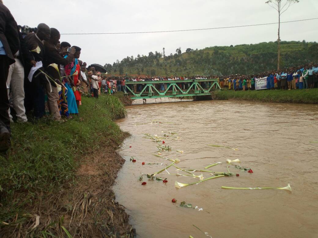 Uyu muhango wabimburiwe no gushyira indabo muri uyu mugezi wa Kiryango