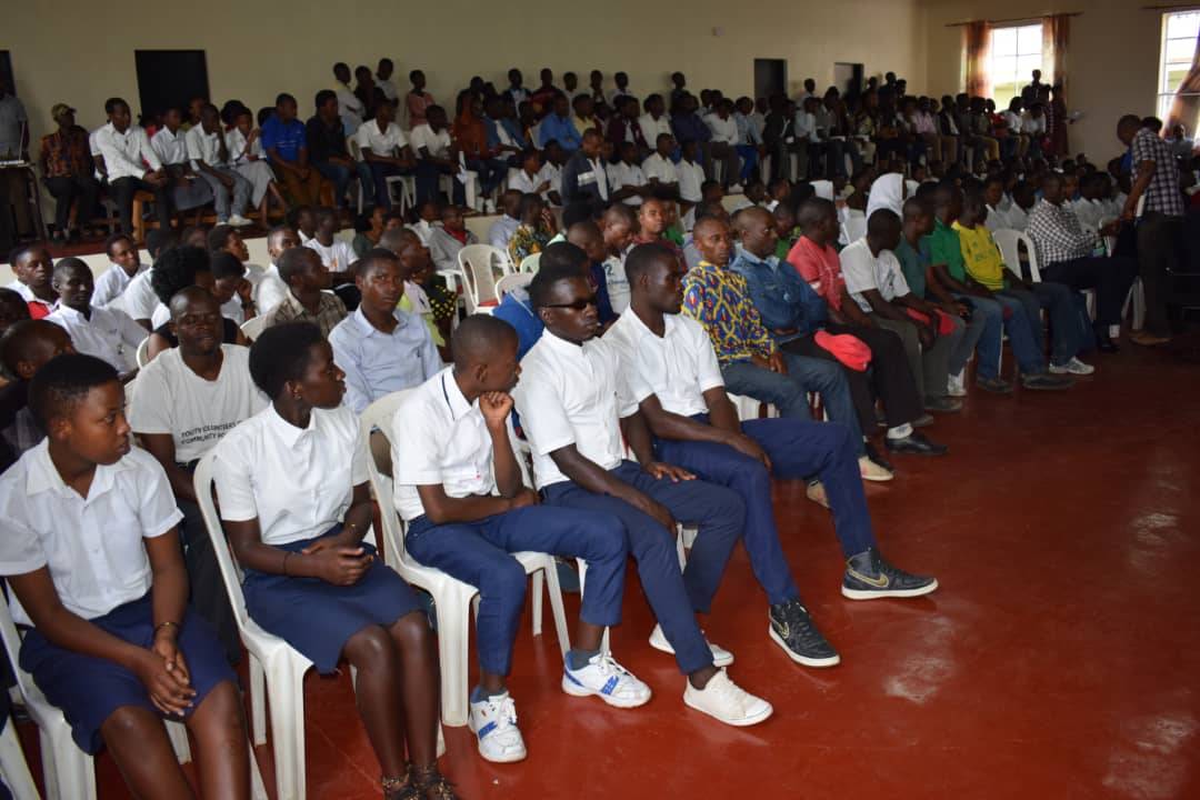 Urubyiruko rutandukanye rurimo abanyeshuri rwitabiriye ibi biganiro