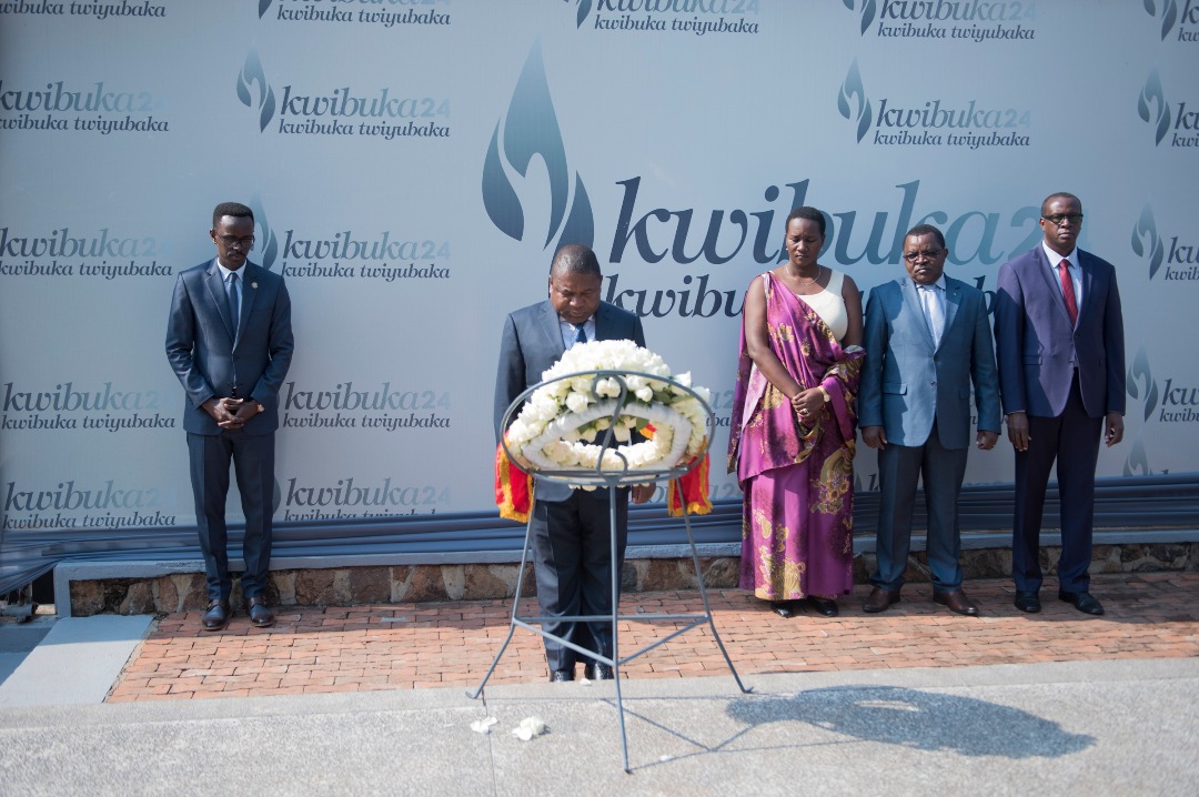 Perezida Nyusi yunamiye imibiri y'inzirakarengane zazize Jenoside yakorewe Abatutsi