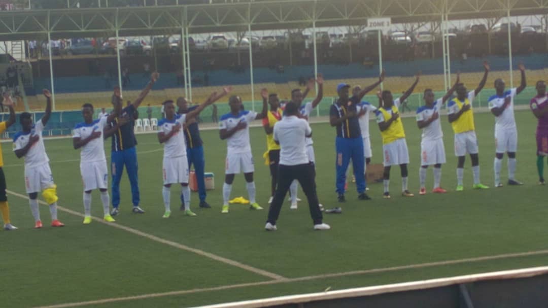 Abafana ba Rayon Sports bashimiye abafana umukino urangiye
