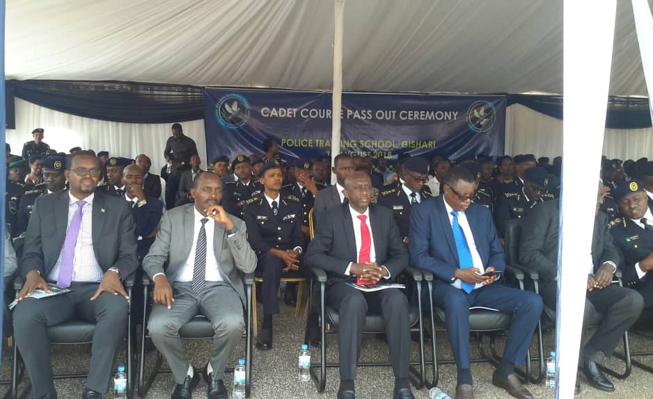 Minisitiri w'Ingabo James Kabarebe na Minisitiri w'Ubutegetsi bw'igihugu Francis Kaboneka bari bahari