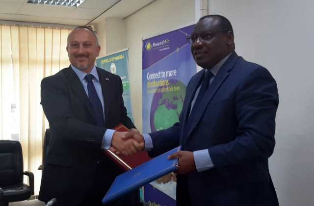  Amb Claver Gatete, hamwe na Ambasaderi w