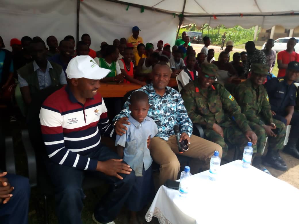 Dr Munyakazi Isaac yiyemeje kumumenyera ibikenerwa byose mu ishuri mu mwaka w