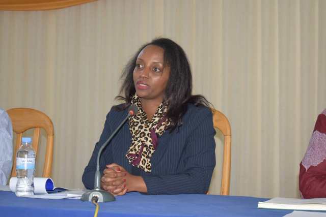  Minisitiri w'ubucuruzi n'inganda Soraya Hakuziyaremye, yizeje abahinzi kubashakira isoko ry'ibirayi mu Mujyi wa Kigali