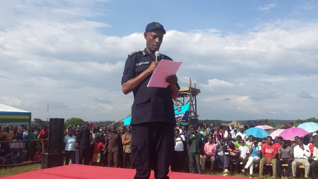 Bruce Munyambo, Komiseri muri Polisi y'igihugu aganiriza abaturage