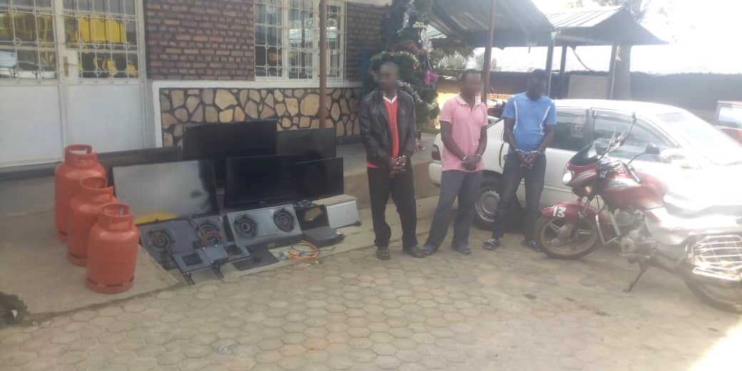 Bimwe mu bikoresho byagarujwe byari byibwe n'abakekwa kubigiramo uruhare berekanywe