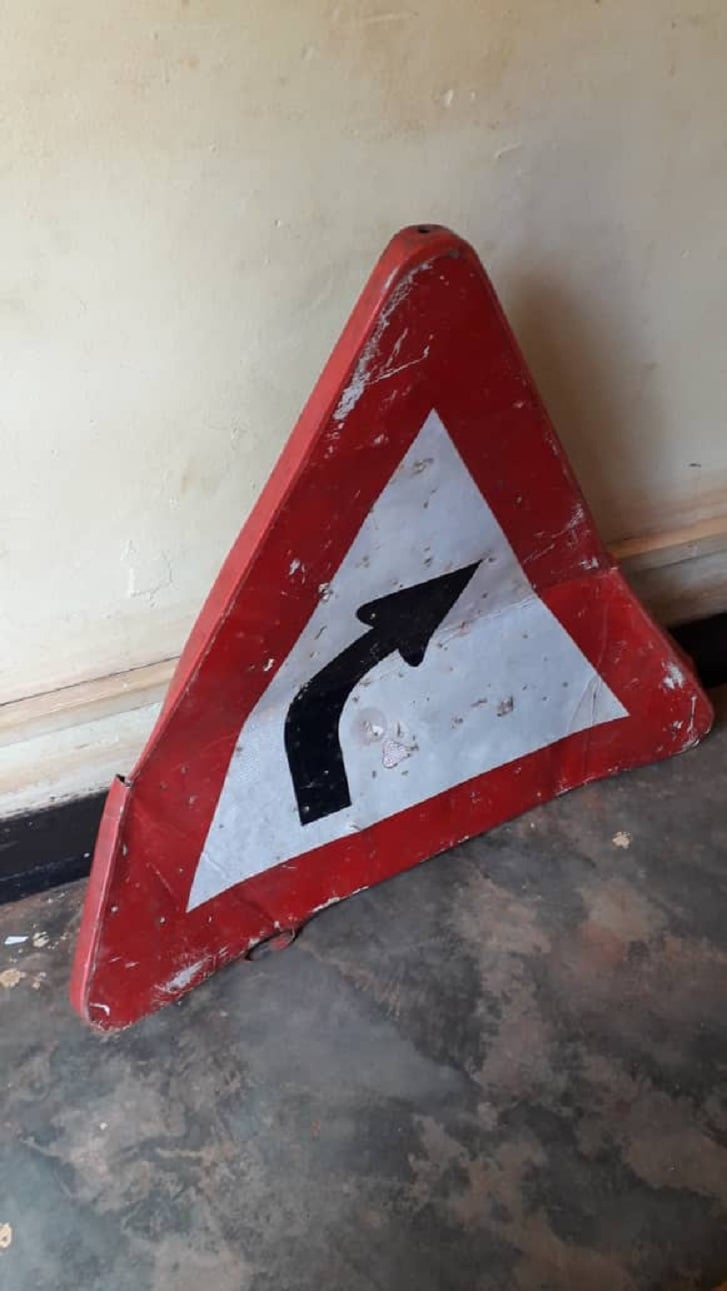 Aba bajura ntibatinya no kurandura ibyapa biyobora imodoka ku mihanda