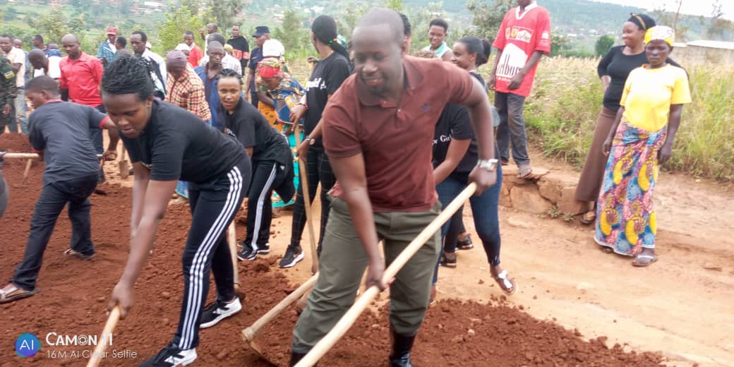 Bifatanyije n'abaturage n'abayobozi mu muganda rusange mu Murenge wa Nyamugari
