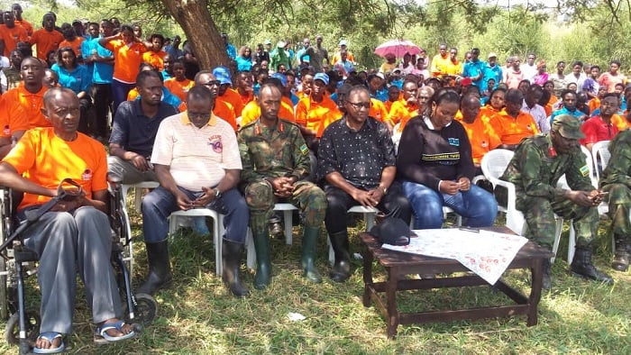 Gen. Mubaraka (wicaye , yambaye imyenda ya gisirikare na bote), avuga ko ugambanira uwamuhaye nta juru azabona