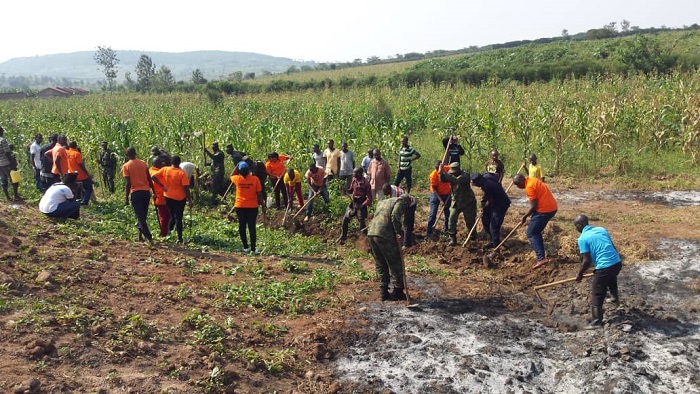 Urubyiruko rwafatanyije n'abayobozi mu muganda